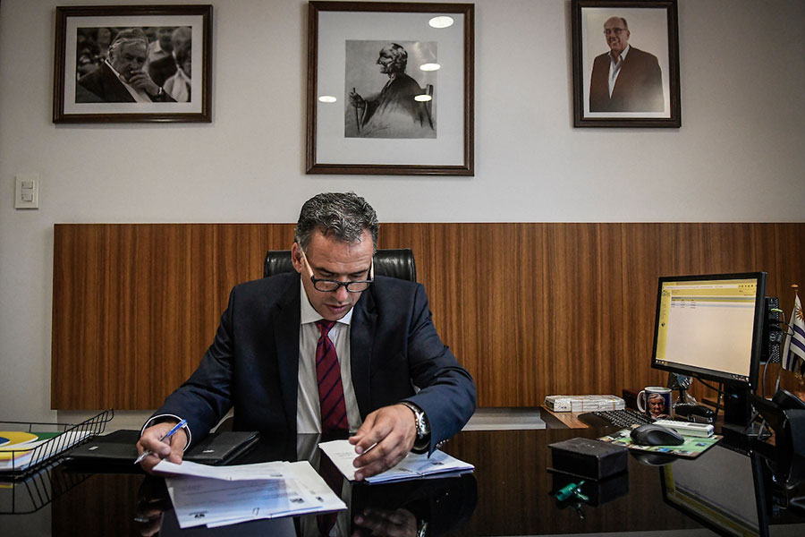 Yamandú Orsi en su oficina de la Intendencia de Canelones. Foto: Javier Calvelo / adhocFOTOS