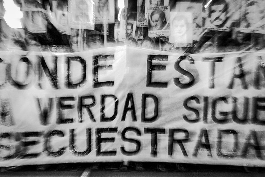 “Marcha del Silencio” en su 12a. edición por la av 18 de Julio en Montevideo. Foto: Javier Calvelo / adhocFOTOS
