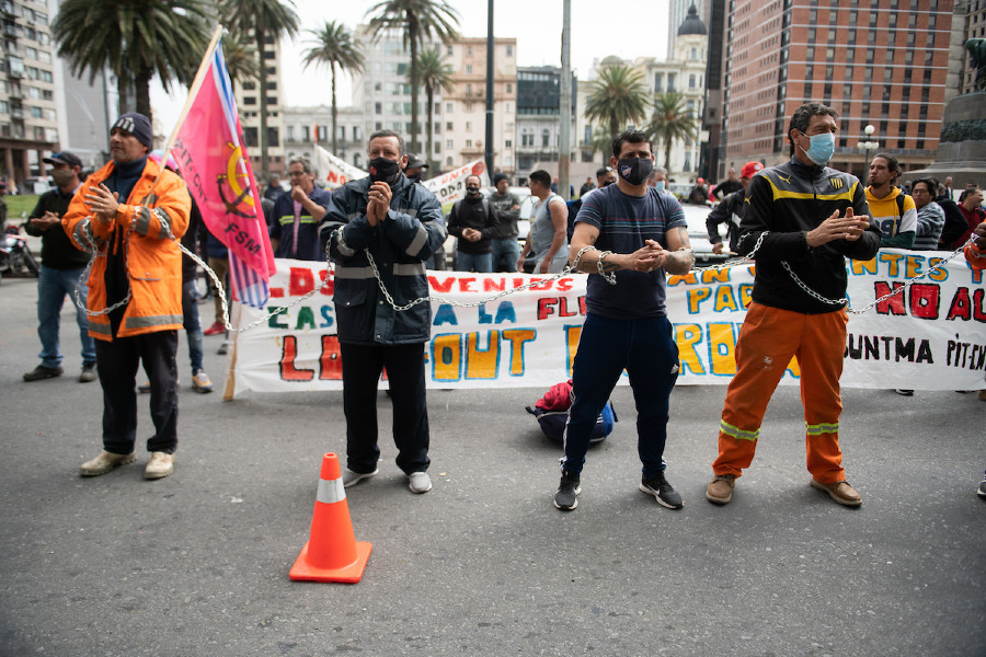 Movilización del Sindicato Único de Trabajadores del Mar y Afines (SUNTMA) frente a Torre Ejecutiva. Foto: Santiago Mazzarovich / adhocFOTOS