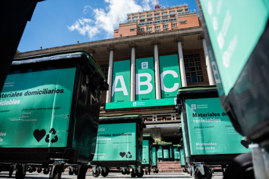 Contenedores de residuos en la explanada de la Intendencia de Montevideo.