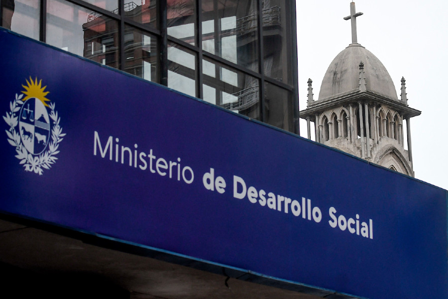 Sede del Ministerio de Desarrollo Social frente a la Iglesia Templo Metodista de Uruguay en Montevideo. Foto: Javier Calvelo / adhocFOTOS