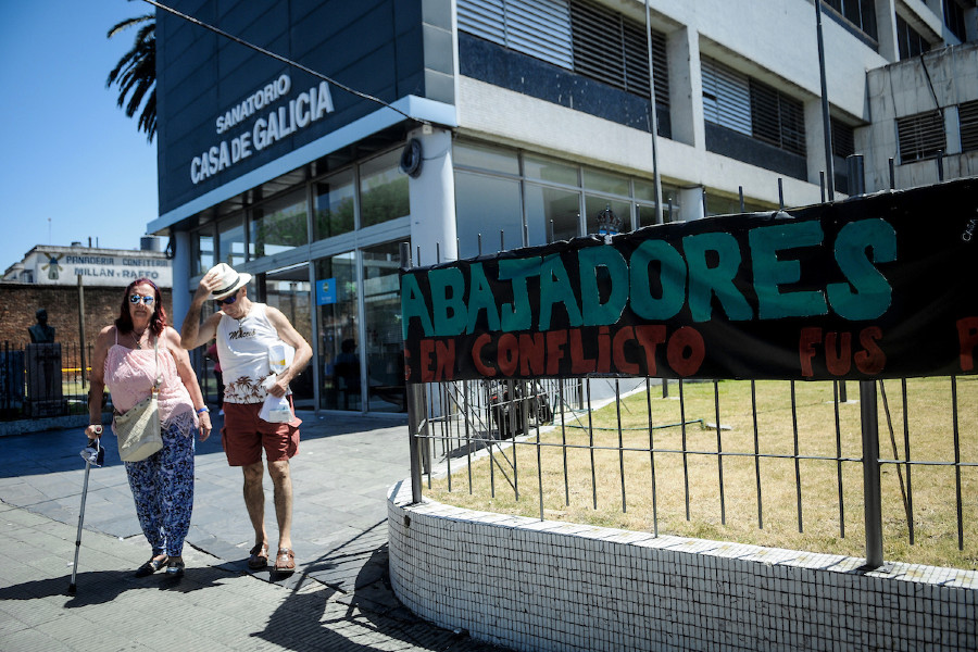 Puerta del Sanatorio Casa de Galicia, durante la asamblea de trabajadores, en la avenida Millán en Montevideo. Foto: Javier Calvelo/ adhocFOTOS