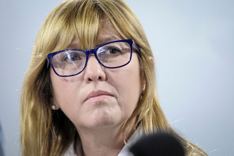 Cristina Lústemberg con los precandidatos del Fa en la sede La Huella de Seregni. Foto: Javier Calvelo / adhocFOTOS