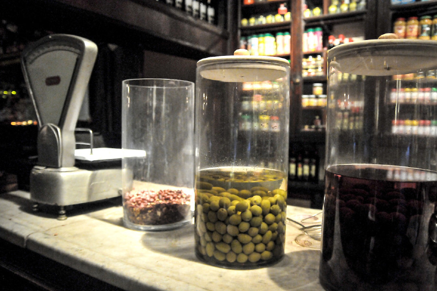 Almacen y Bar La Giraldita en el barrio Pocitos de Montevideo. Foto: Javier Calvelo / adhocFOTOS