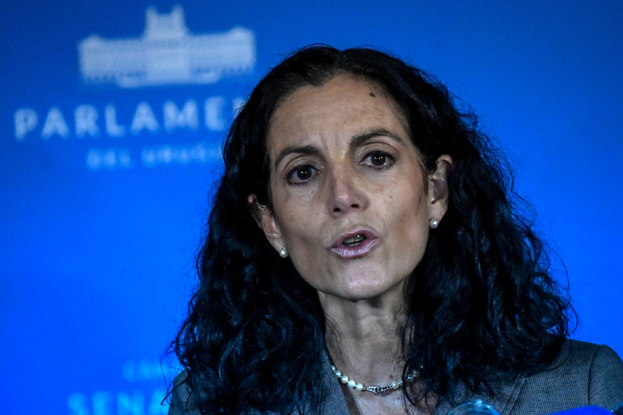 Azucena Arbeleche en la antesala del Senado tras presentar la Rendición de Cuentas en el Palacio Legislativo. Foto: Javier Calvelo / adhocFOTOS