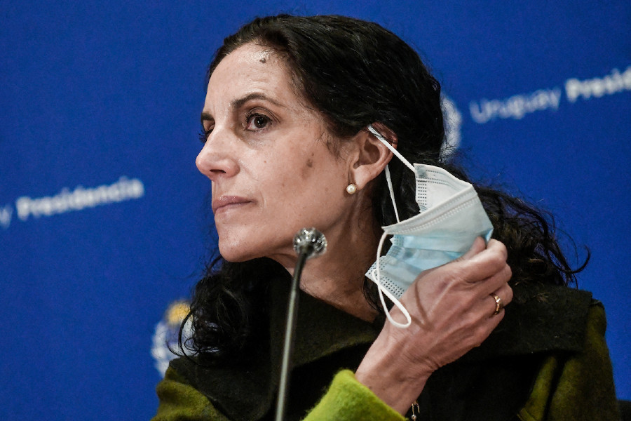 Azucena Arbeleche en conferencia de prensa en el afiteatro del anexo a Torre Ejecutiva en Montevideo. Foto: Javier Calvelo / adhocFOTOS