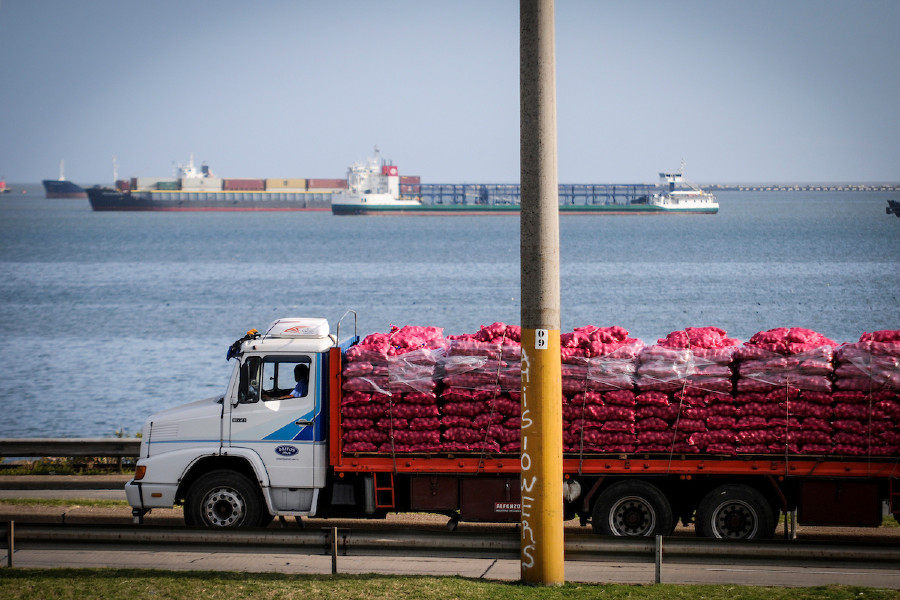 Transporte de carga en la rambla en el Parque Capurro. Foto: Javier Calvelo /adhocFOTOS