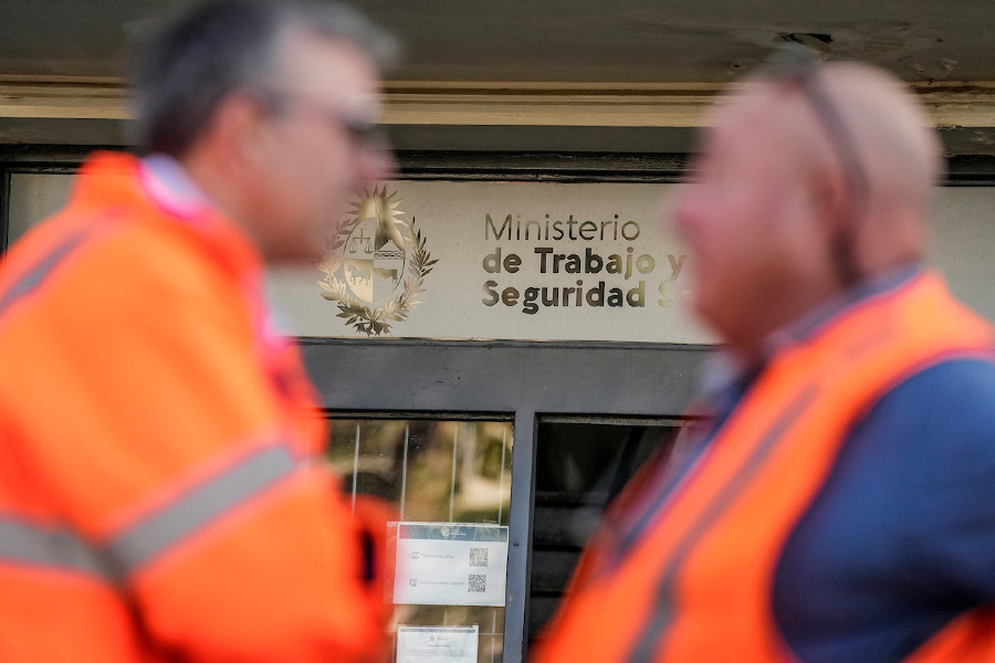Trabajadores de Montecon en la puerta del Ministerio de Trabajo en Montevideo. Foto: Javier Calvelo/ adhocFOTOS