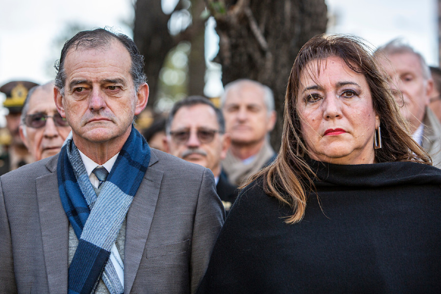 Guido Manini Rios e Irene Moreira durante el acto homenaje a los cuatro soldados que asesinados por el Movimiento de Liberación Nacional en 1972 en la calle Abacú y Avenida Italia del barrio Buceo en Montevideo. Foto: Mauricio Zina/ adhocFOTOS