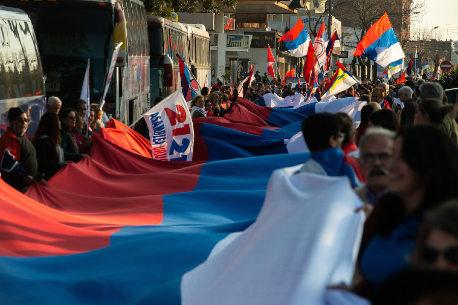 Banderazo antes del acto de cierre del Frente Amplio en Las Piedras, Canelones. Foto: Santiago Mazzarovich / adhocFOTOS.