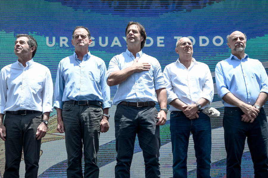 Luis Lacalle Pou y los mimembros de la coalicion durante el acto oficial de festejo del triunfo electoral, en la rambla de Pocitos en Montevideo. Foto: Javier Calvelo / adhocFOTOS