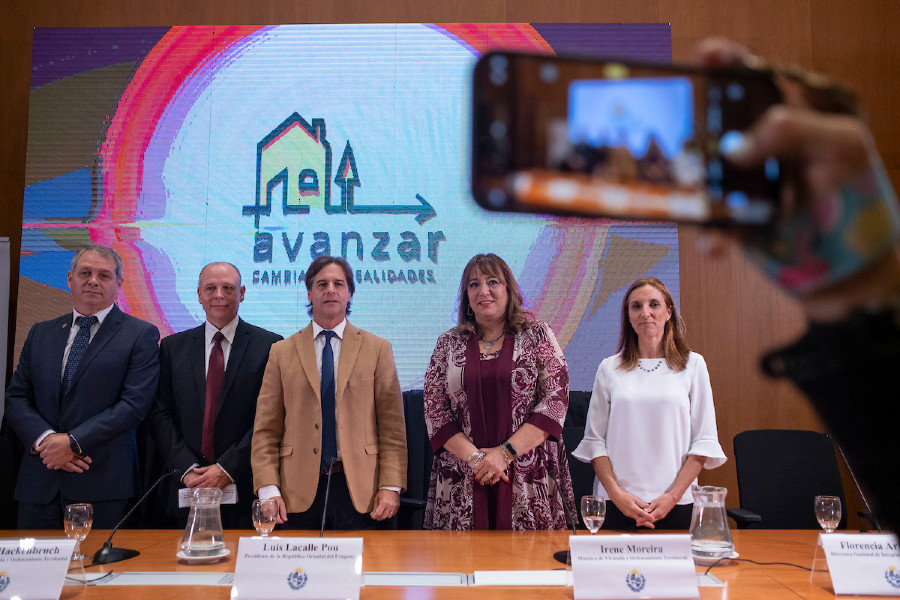 Guillermo López, Tabaré Hackenbruchen, Luis Lacalle Pou, Irene Moreira, y Florencia Arbeleche, en el lanzamiento del plan ejecutivo del Programa de Asentamientos, durante el lanzamiento del plan ejecutivo del Programa de Asentamientos. Foto: Pablo Vignali / adhocFOTOS