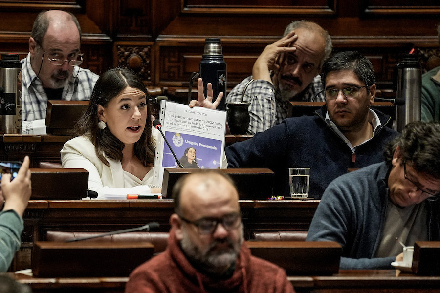 Bettiana Díaz durante la interpelación a la ministra de economía en Cámara de Diputados del Palacio Legislativo en Montevideo. Foto: Javier Calvelo/ adhocFOTOS