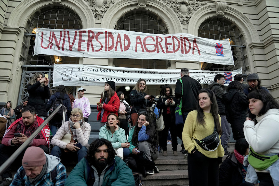 Marcha de docentes y estudiantes desde la UDELAR hasta la sede de ANEP en Montevideo. Foto: Javier Calvelo/ adhocFOTOS