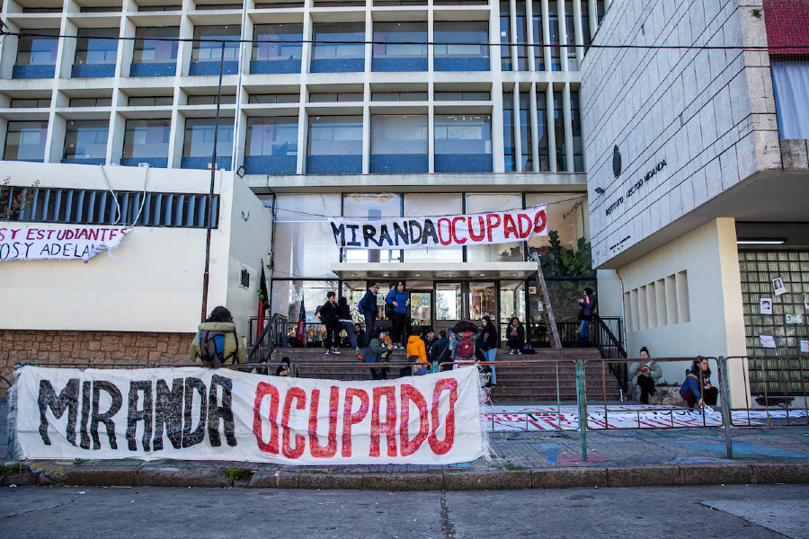 Paro de 24hs y ocupacion por parte de docentes del Liceo Nº 2 Hector Miranda en Montevideo. Foto: Mauricio Zina / adhocFOTOS