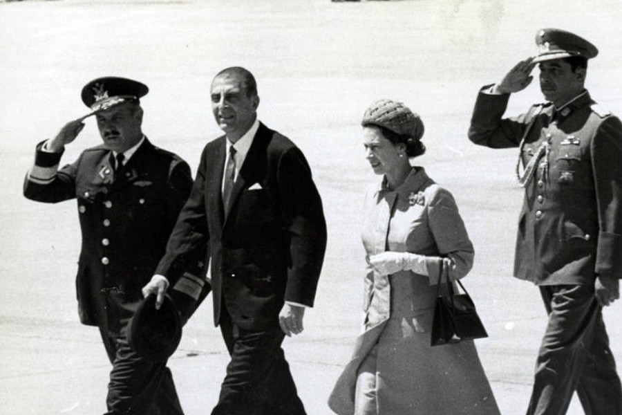 Eduardo Frei Montalva recibe a la reina Isabell II del Reino Unido. Foto: Wikipedia.
