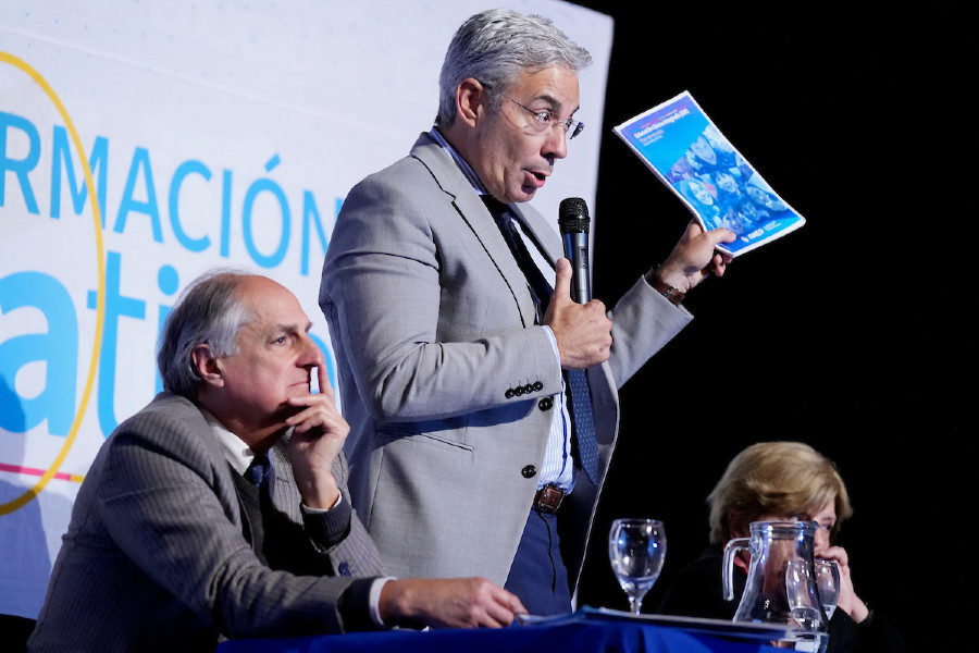 Robert Silva en el Teatro de la Escuela Experimental de Malvín en Montevideo. Foto: Javier Calvelo / adhocFOTOS