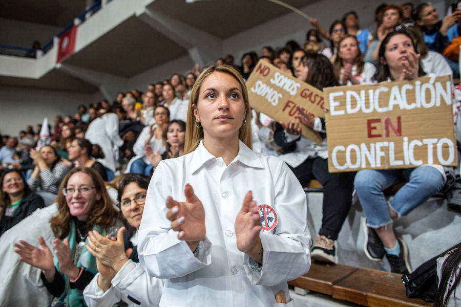 Acto de la Coordinadora de Sindicatos de la Enseñanza del Uruguay (CSEU) en el Platense Patin Club en Montevideo. Foto: Mauricio Zina / adhocFOTOS