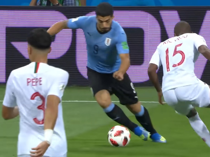 Luis Suárez engancha ante la defensa lusitana. Foto: captura de Youtube.