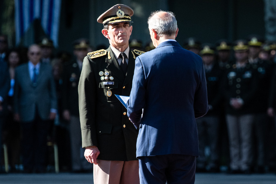Guillermo Fregossi y Javier García durante la asunción de Fregossi como Comandante en Jefe del Ejército, en el Comando General del Ejército. Foto: Santiago Mazzarovich / adhocFOTOS