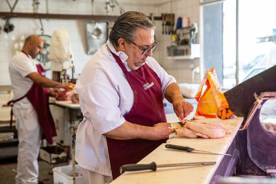 Carnicería "La de Magallanes" en el barrio Palermo en Montevideo. Foto: Mauricio Zina / adhocFOTOS