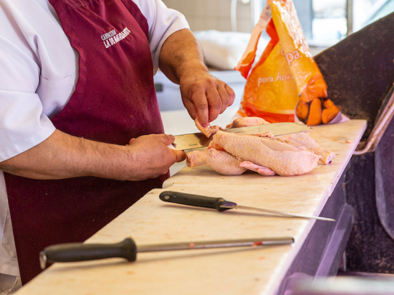 Carnicería "La de Magallanes" en el barrio Palermo en Montevideo. Foto: Mauricio Zina / adhocFOTOS