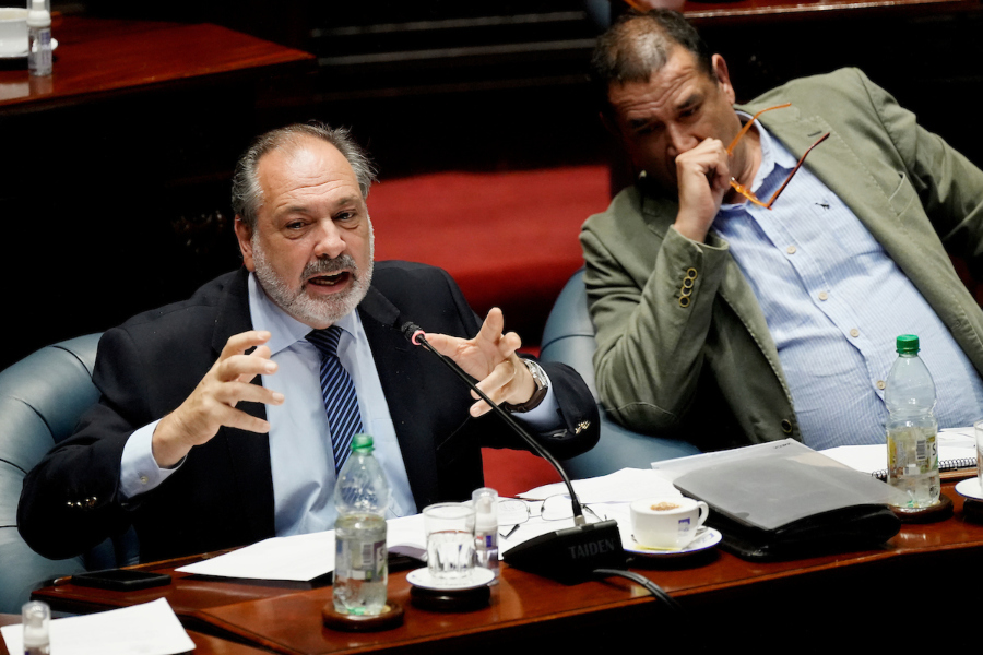 Jorge Gandini y Sebastian Da Silva durante la sesión extraordinaria, por espionaje a legisladores, en la Cámara de Senadores del Palacio Legislativo en Montevideo. Foto: Javier Calvelo / adhocFOTOS