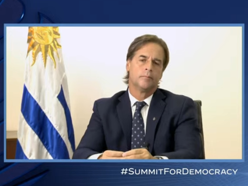Lacalle Pou en la Cumbre por la Democracia. Foto: Transmisión por Youtube de la Cumbre.