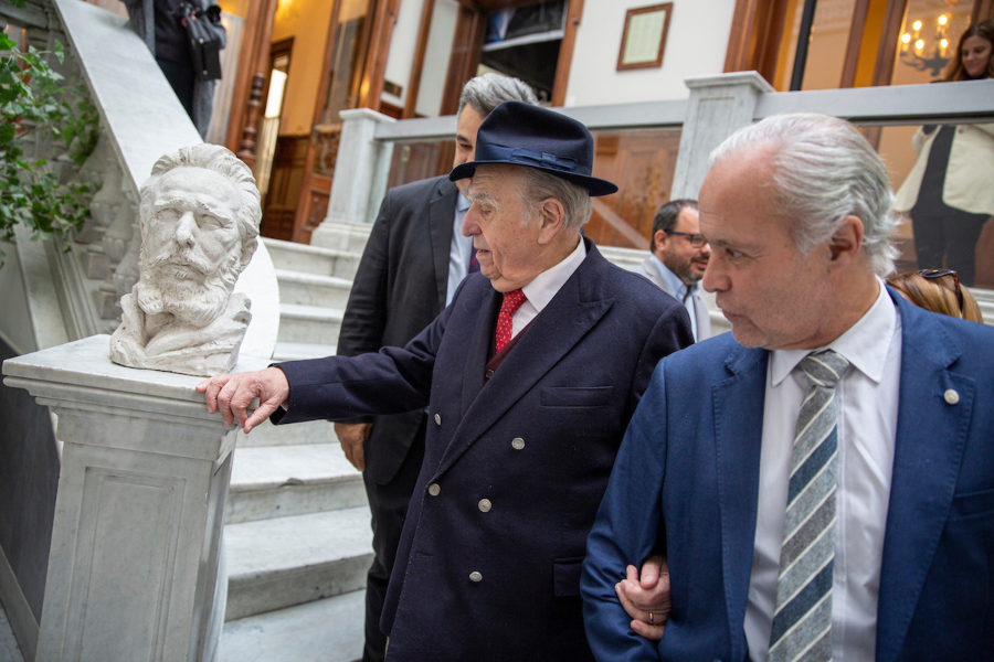 Julio Maria Sanguinetti y Pablo Iturralde en la estatua de Aparicio Sarabia tras la reunion en la sede del Partido Nacional en Montevideo. Foto: Mauricio Zina/ adhocFOTOS