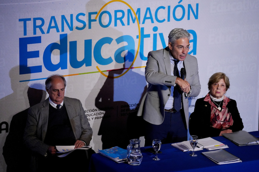 Robert Silva en el Teatro de la Escuela Experimental de Malvín en Montevideo. Foto: Javier Calvelo / adhocFOTOS
