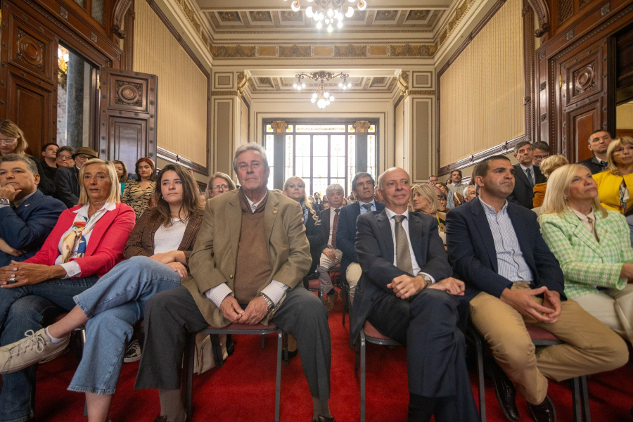 Presentación del Espacio País en el Parlamento. Foto: Twitter de Javier García.