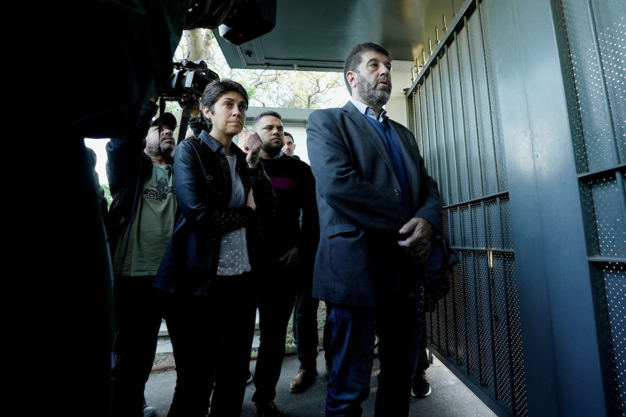 Fernando Pereira en la puerta de la residencia presidencial de Suarez por el caso Marset en Montevideo. Foto: Javier Calvelo / adhocFOTOS