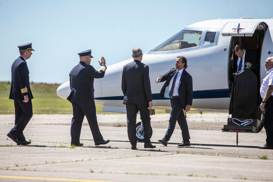 Arribo de Luis Lacalle Pou a la Base Aerea Nº1 tras su viaje a Estados Unidos, en el departamento de Canelones. Foto: Mauricio Zina / adhocFOTOS