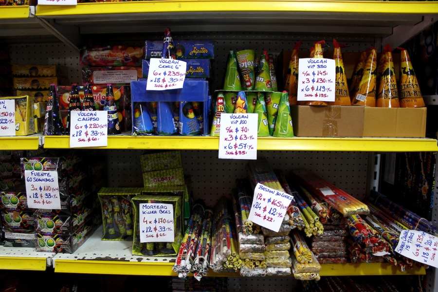 Juegoos de pirotecnia. Foto: Javier Calvelo / adhocFotos 2014104