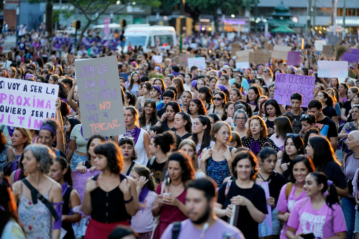 Marcha por el Día Internacional de la Mujer en la av. 18 de Julio en Montevideo. Foto: Javier Calvelo / adhocFOTOS