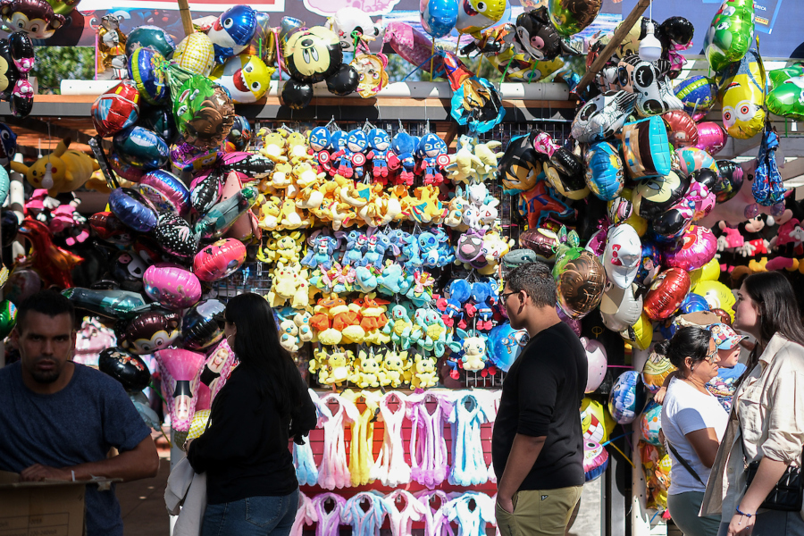 Venta de globos y peluches en la Criolla del Prado 2024, en Montevideo. Foto: Pablo Vignali / adhocFOTOS