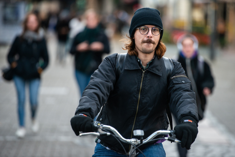 Personas caminando en Ciudad Vieja, uno de los días más fríos del año. Foto: Santiago Mazzarovich / adhocFOTOS.