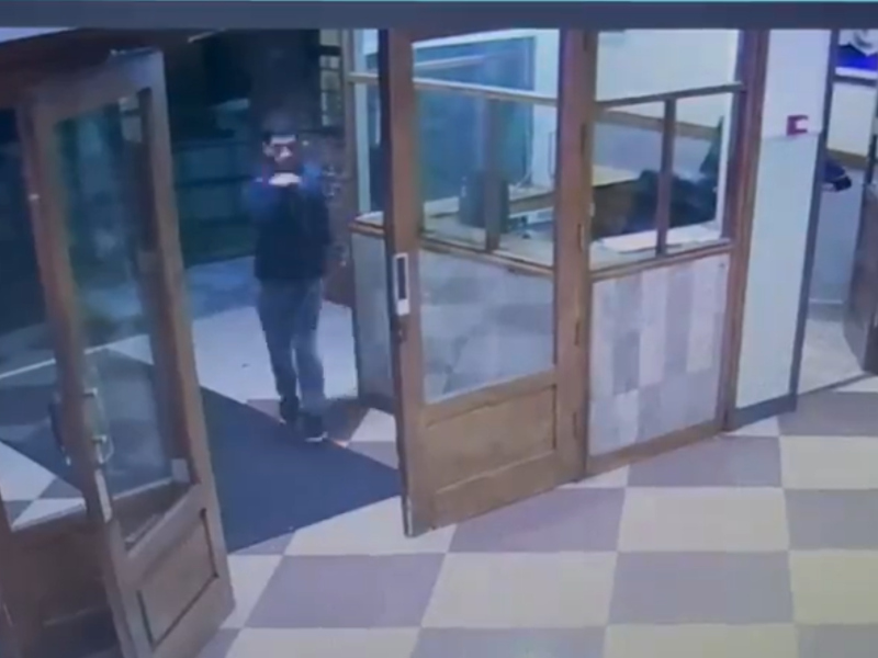 Imágenes del robo del arma de reglamento. Captura del X de Miguel Chagas.