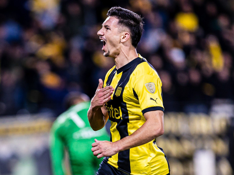 Maxi Olivera de festejo. Peñarol le ganó 5 a 0 a Caracas por la Copa Libertadores en el Campeón del Siglo. Foto: Twitter de Peñarol.