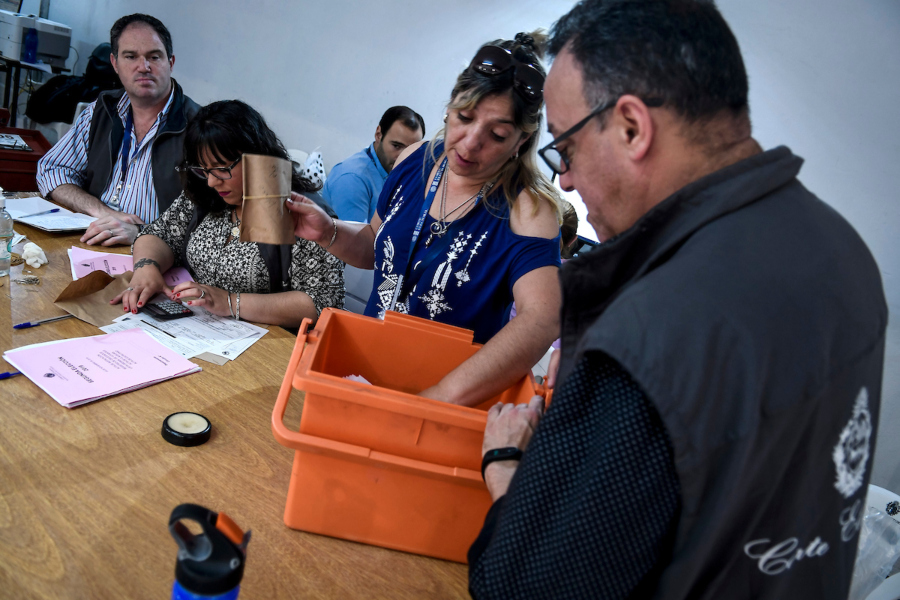 Funcionarios de la Corte Electoral durante el segundo escrutinio de la segunda votación por la presidencia de la República del pasado 24 de noviembre, en el local del barrio Larrañaga en Montevideo. Foto: Javier Calvelo / adhocFOTOS