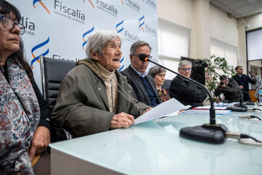 Graciela Montes de Oca, Alba Gonzalez, Ricardo Perciballe, Alicia Lusiardo y Wilder Tyler durante le conferencia de prensa en Fiscalia General de la Nacion en Montevideo. Foto: Mauricio Zina / adhocFOTOS
