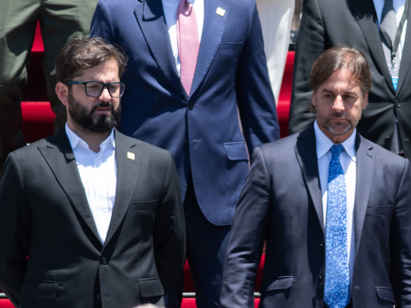 Gabriel Boric y Luis Lacalle Pou en la asuncion de Javier Milei como presidente de Argentina, en el Congreso de la Nación. Foto: Santiago Mazzarovich / adhocFOTOS