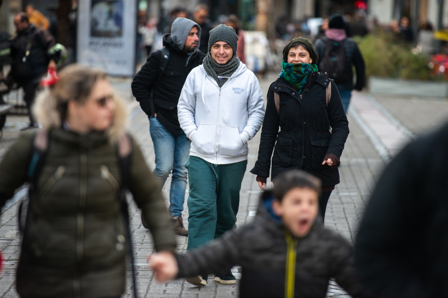 Personas caminando en Ciudad Vieja, uno de los días más fríos del año. Foto: Santiago Mazzarovich / adhocFOTOS