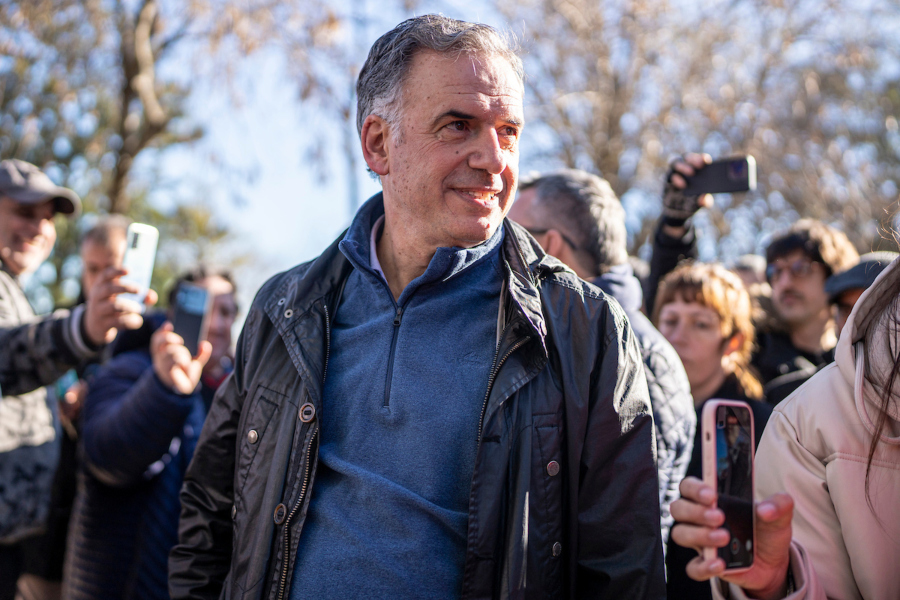 Yamandú Orsi precandidato del Partido Frente Amplio votó en la Escuela Técnica - UTU de la ciudad de Canelones.