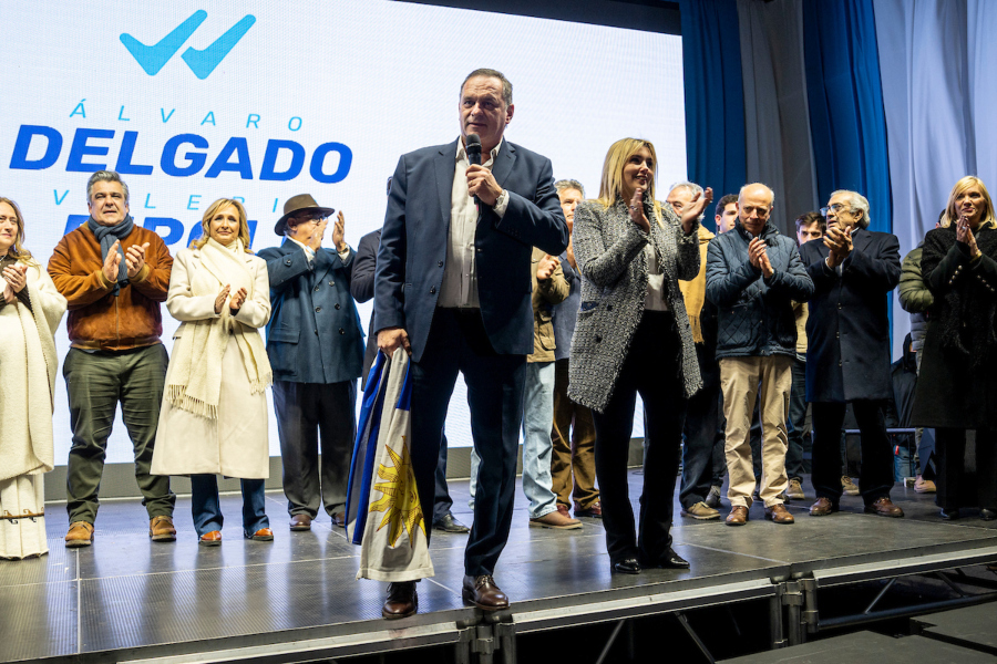 Álvaro Delgado y Valeria Ripoll tras los resultados en las Elecciones Internas del Partido Nacional en la sede del PN en Montevideo. Foto: Mauricio Zina / adhocFOTOS