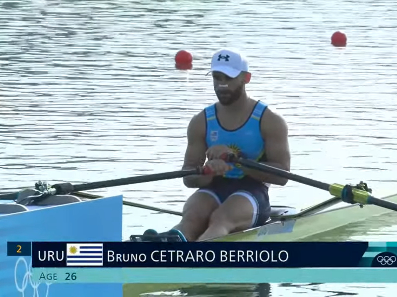 Bruno Cetraro en la disputa por el pasaje a semifinales de remo. Imagen: Captura de YouTube.