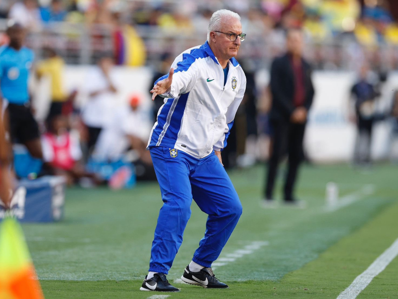 Dorival Júnior dirige a Brasil durante el partido contra Colombia. Foto: Rafael Ribeiro / CBF