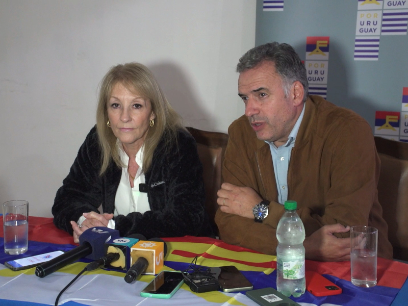 Carolina Cosse y Yamandú Orsi en conferencia de prensa, en Tacuarembó. Foto: difusión FA.