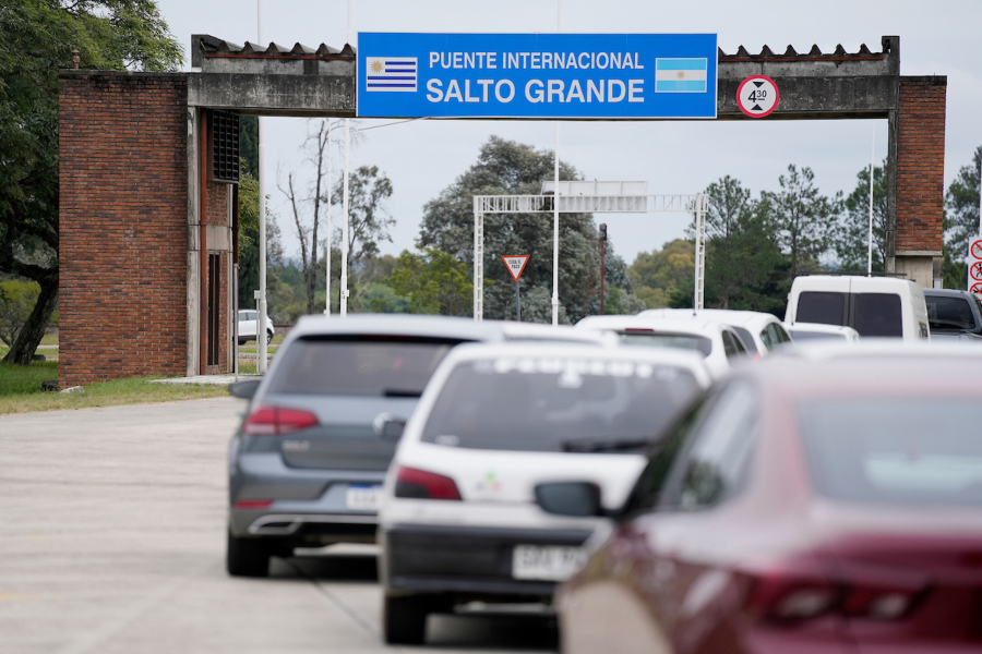 Fila de vehículos en el paso de frontera y área de control integrado hacia el Puente Internacional "Salto Grande" en Salto . Foto: Javier Calvelo / adhocFOTOS