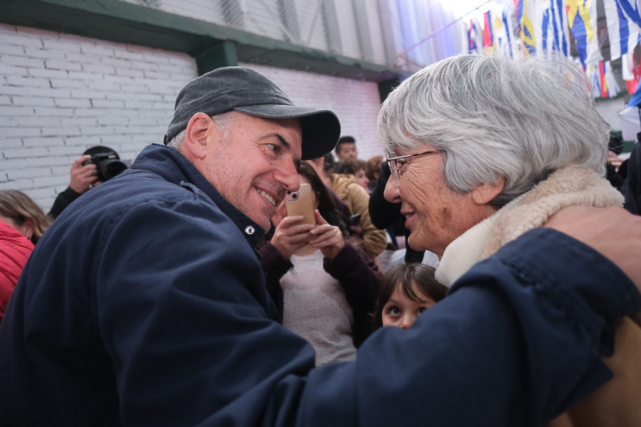 Acto de Yamandú Orsi y Carollina Cosse en el Club Pinamar, en Canelones. Foto: Pablo Vignali / adhocFOTOS